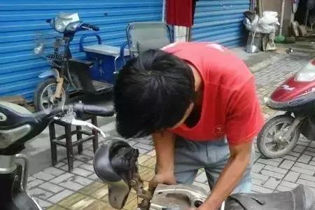 电动车正确充电应该先插哪头