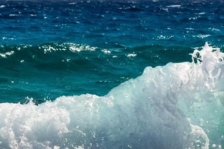 海浪所产生的浪高度取决于