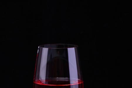运用形容词什么的高脚杯