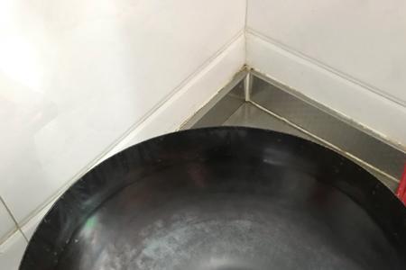 铁锅有很多小坑正常吗