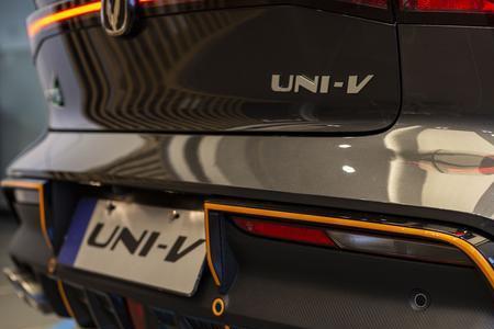 uni-v运动版炫影灰选哪个包围好看
