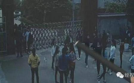老师打学生反被群殴电视剧