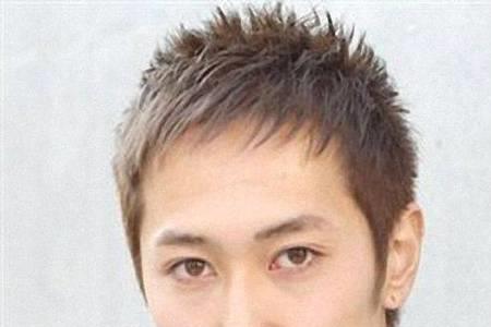 上尖下大脸型男生发型