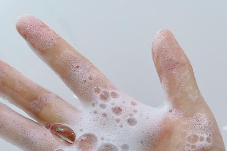 洗面奶变成豆腐渣状还能用吗
