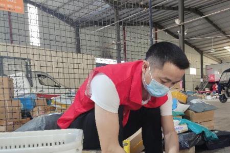 快递贴标签累不累