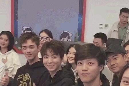 张婧仪和王俊凯是同学吗