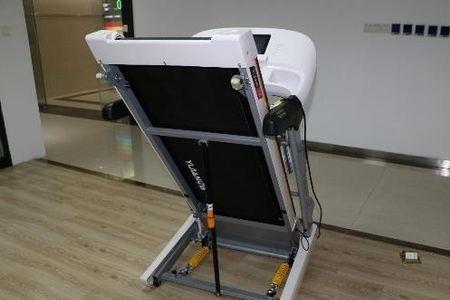 跑步机爬坡能拉扶手么