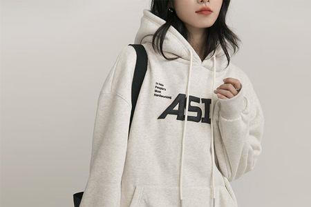 奶咖色鲨鱼裤搭配什么颜色上衣