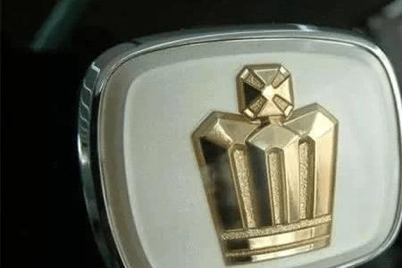 一个人拿着一根棍子是什么车标