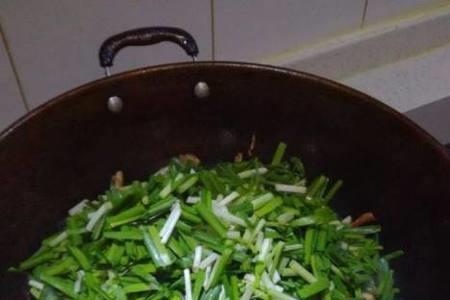 韭苔炒肉要焯水吗