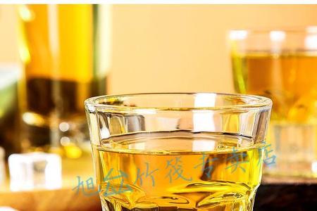 一次性杯子装半两酒是多少