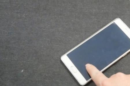 刚拆封的手机为什么会有灰尘