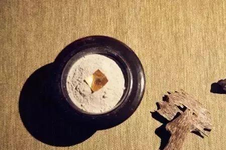燎沉香消溽暑什么意思