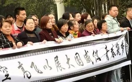 父为儿办丧事灵前横幅怎么写