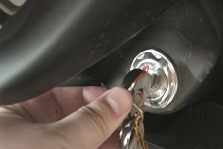 雅迪智享怎么锁车