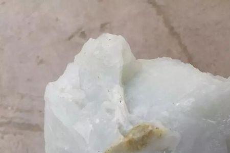 米达料打灯是发黄色吗