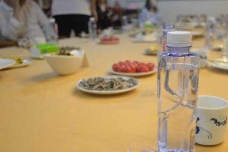 为什么喝了一半的矿泉水会冒烟