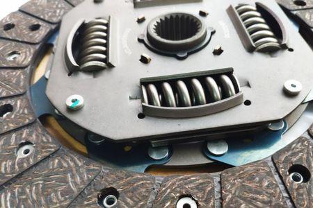 上汽大通maxus离合器分泵怎么拆