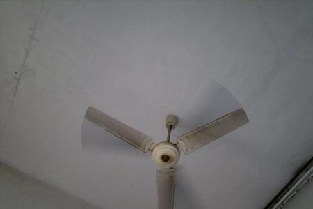 小吊扇为什么转一会就卡一下