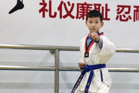 学跆拳道14岁晚吗