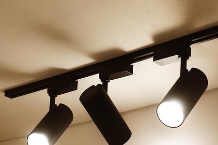 LED轨道射灯可以用电瓶直接带吗