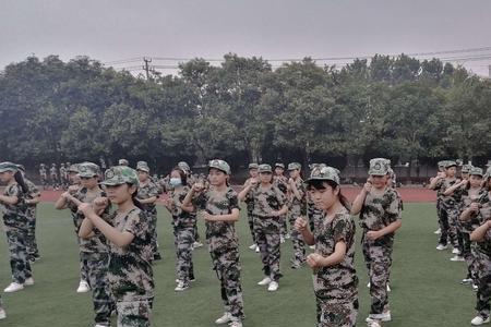 正步走为什么不是握拳