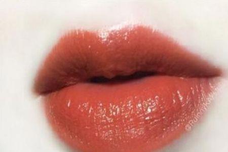 南瓜色口红配什么颜色衣服
