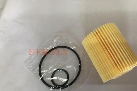 酷路泽机油滤芯在什么位置