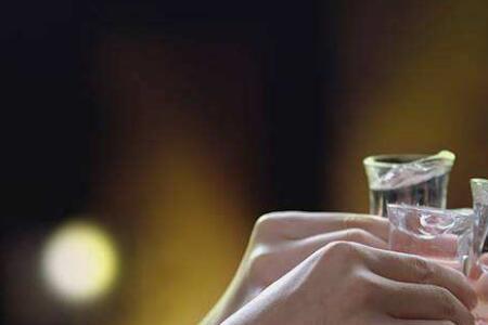 两个手怎么敬酒
