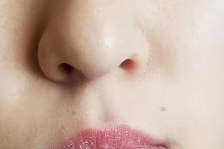 为什么嘴唇涂口红会分层