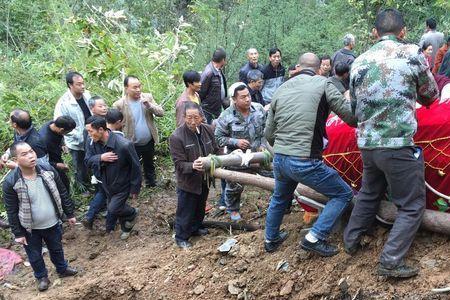 白事上头上戴红布什么意思