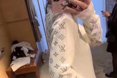 lv羽绒背心有笑脸标志吗
