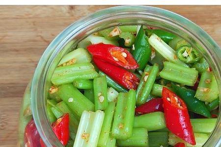 老芹菜和蒜苔一起腌制的做法