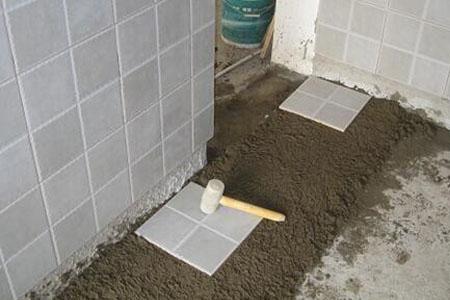 地面贴瓷砖胶前要先洒水吗