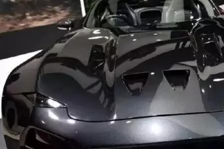 曲型l车标的跑车