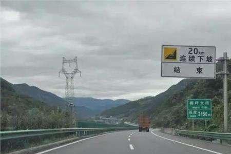 在高速公路载货汽车最高车速