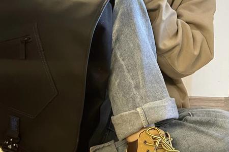 大黄蜂马丁靴配什么颜色衣服