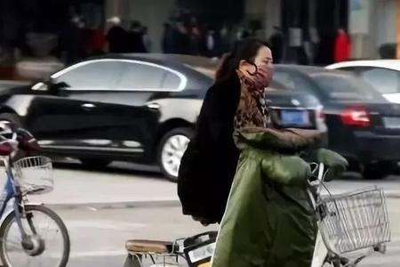 女生骑电动车带男生是什么意思