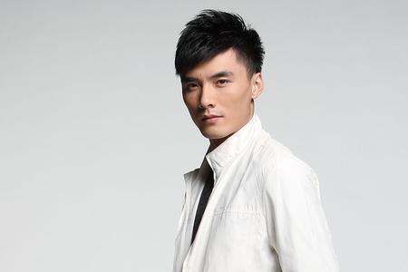 米白色冲锋衣配什么裤子男生