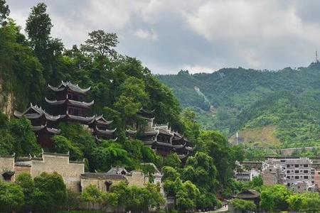 形容镇远古镇的四字成语