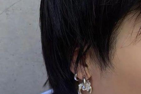 男生左耳两个耳洞怎么戴好看