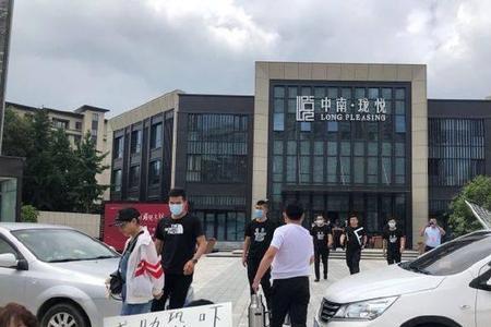 卖楼的开车上门接人正常吗