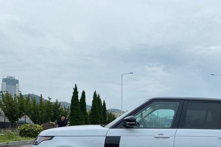 路虎揽胜跟普通车外观大小对比