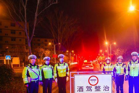 查酒驾警车要不要亮灯