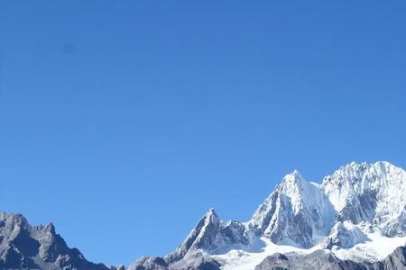 雪山遍野是成语吗