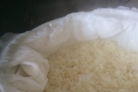 蒸熟的糯米饭可以做糖米花