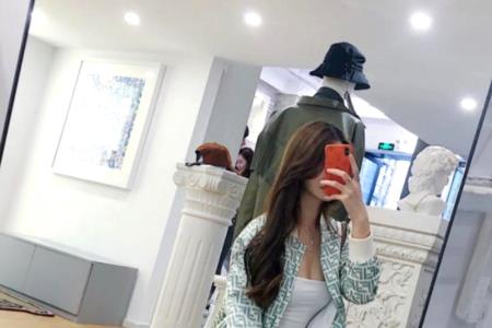 女生蹲下镜子前拍照姿势
