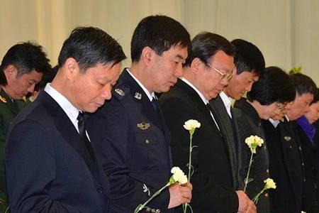 参加葬礼穿白色短袖可以吗