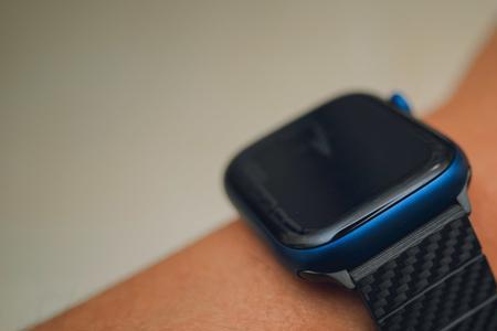 iwatchs7后面的灯是红的