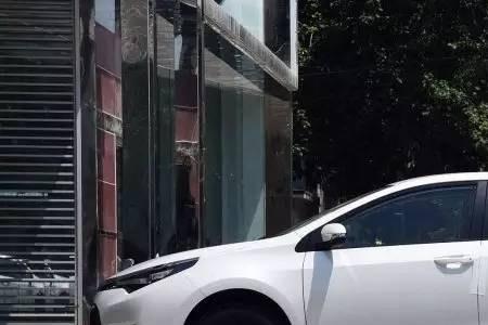 10万的车三年贬值多少